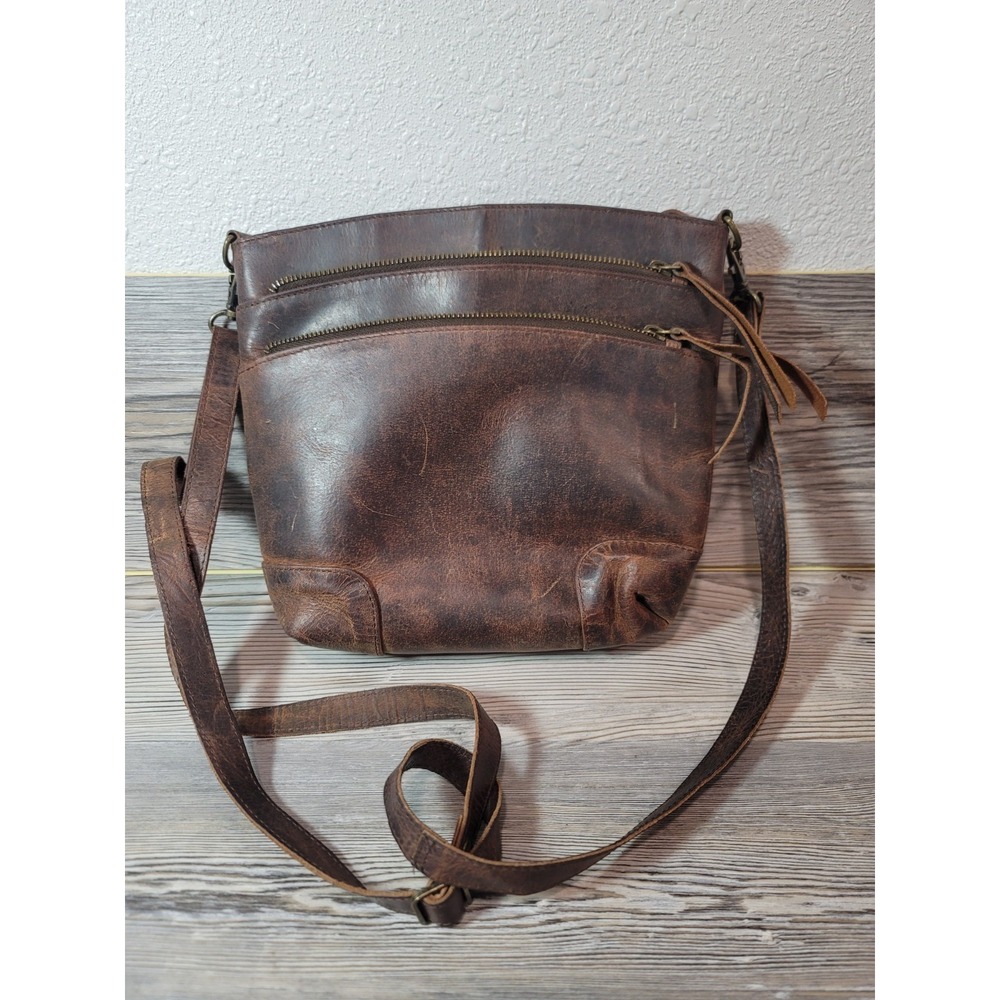 komalc bag crnossbody ageded leather does have rip on the inside satin liner